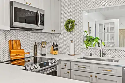 Image de 🌞Clean / Beautiful Kitchen / Pool / Close To Beaches ⛱️