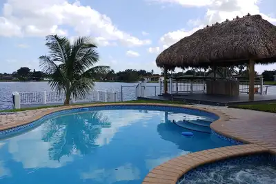 Image de Waterfront property with a pool