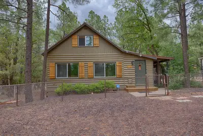 Image de Cool Vintage Lake Cottage: Firepit, Kayaks, Bikes, horseshoe pit, outdoor movies