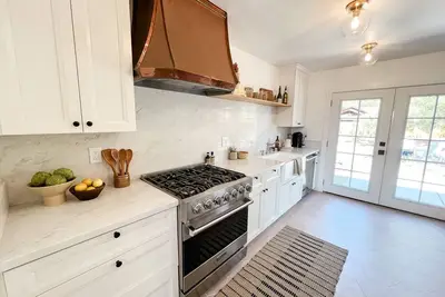 Image de Chic wine country cottage and garden
