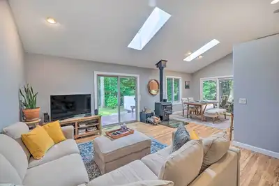 Image de Cozy Whitehall Hideaway w/ Hot Tub + Chiminea!