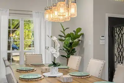 Image de New Home-Hot Tub-GameRoom-Pool table-10min to Dfw Airport-12 min from Downtown