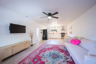 Image de Downtown Neon Pink Chalet
