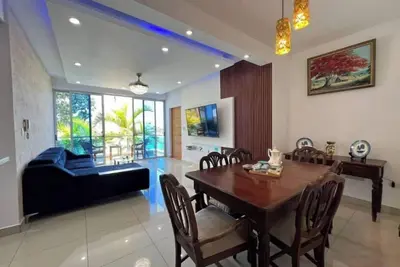 Image de Cozy & Comfy Apartment 3br at 2 minutes From Beach