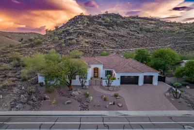 Image de Private 5 Bedroom Resort with Pool Backing Mountain Preserve