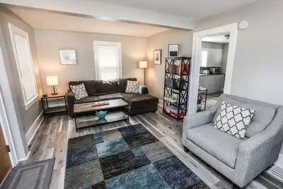 Image de Cozy Updated Cottage in the Village of Orchard Park Minutes to Highmark Stadium!