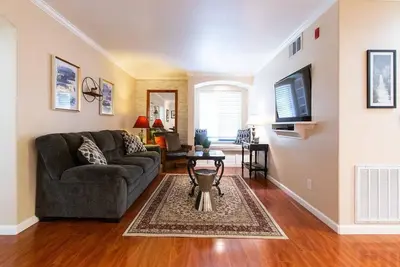 Image de Stylish & Comfy ~ 5★ Location, Office, ♛Queen Bed