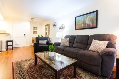 Image de ★Work & Relax ~ Quiet Oasis, ♛Queen Bed, Pool, Pkg