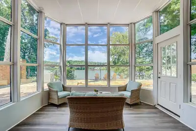 Image de River's Edge - Waterfront, Firepit, Gameroom, Near City, Pets Ok, Private Dock For Swim & Fishing!