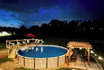Image de ⛰️Views! Huge hot tub! Firepit area! 20 mins to DWood, fenced yard! Pets welcome!