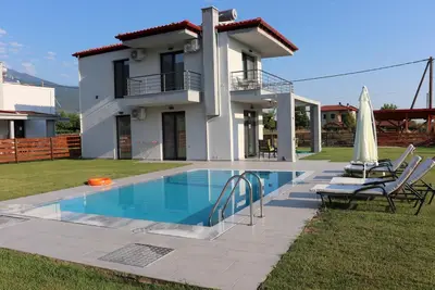 Image de Small beautifully located resort with private pools.
