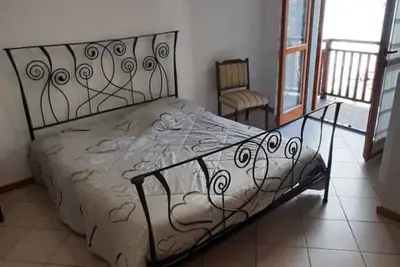Appartement de vacances \"Altopiano del Sole\" avec balcon et vue sur les montagnes.