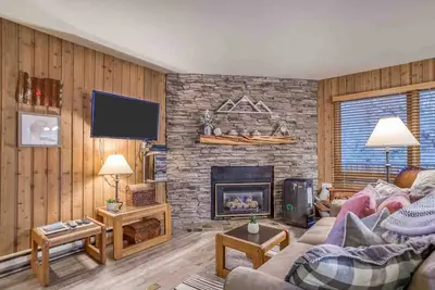 Image de Location and Privacy in Lower-Level Condo with Mt. Bachelor Village Amenities!