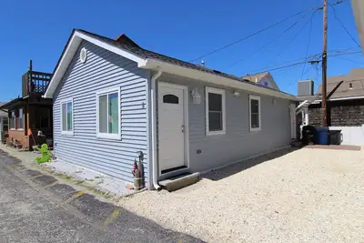 Image de Beach5 | Beachside Cottage, Open Concept! Parking, Gated Boardwalk Access by Shore Points Vacations