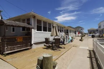 Image de Min8 | 3br Beach Cottage Set in the Sand on private walk-up lane! by Shore Points Vacations