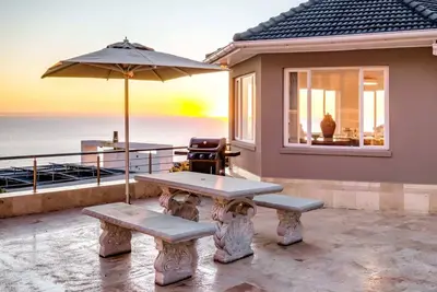 Image de Camps Bay Family Home with Sea Views (Coral House)