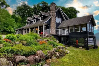 Image de Stillwater Lakehouse • 20 Acre Lakefront • Sandy Beach • Dock • Firepit!