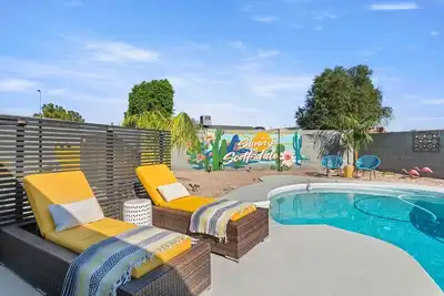 Image de Vibrant MidCentury Home in OldTown-Htd Pool, Firepit, Games, Ev+, Garage
