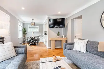 Image de Gorgeous Berkley 3br/2. 5ba Home w/ Loft Suite