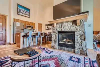 Image de Newly Renovated Condo/Steps to the Slopes/ Pool and Hot Tub Access