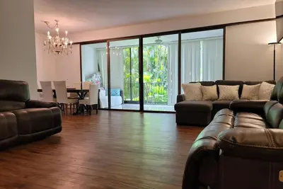 Image de Large 2bd/2ba Kahala Beach Front Condo Furnished