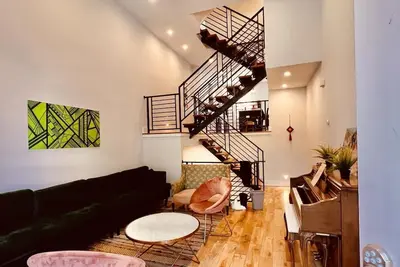 Image de Ultra cool modern 5 story home w/stunning roof deck view!