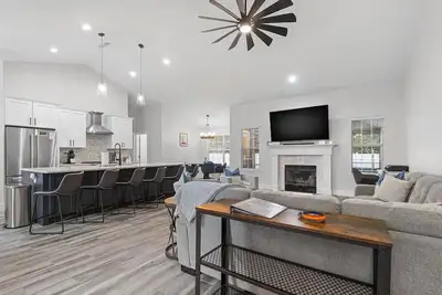 Walk to Uf Stadium! Modern Home with Grill + Patio