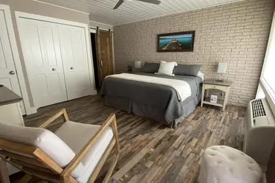 Image de Beautifully renovated Crooked Lakefront Condo 1 Bed & 1. 5 Baths-Legacy Up North