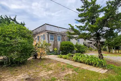 Image de Dog-friendly home near the beach near beach access, outdoor shower, deck