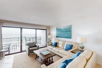Image de Waterfront escape with gulf views, pool, beach access, gym, balcony & Ac
