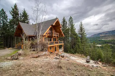 Image de Modern, peaceful log cabin in the woods with incredible lake & mountain views