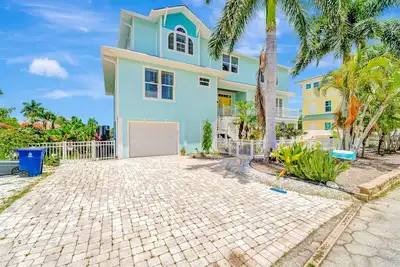 Image de Waterfront home with private pool, dock, patio, balconies, & bikes