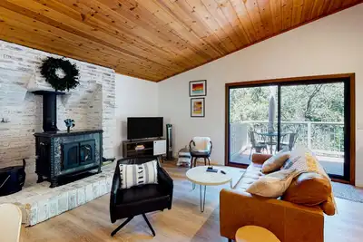 Image de Updated home with central Ac, W/D, wood stove, home office & high-speed WiFi
