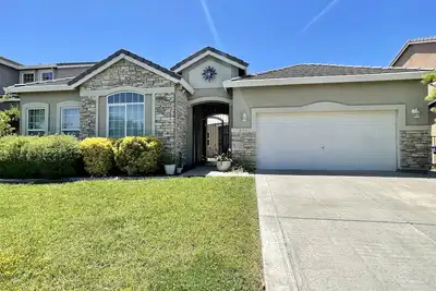 Image de Big 4 bedroom house with parkview 15 min to airport or downtown