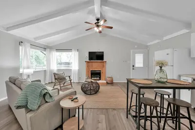 Image de Cozy Cottage Minutes to Lake Conroe w/Huge Backyard!