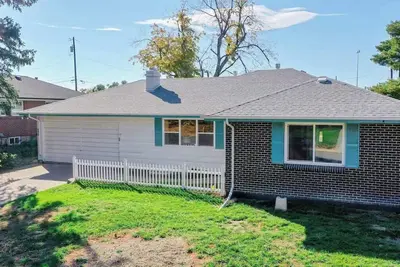 Image de Comfortable Family Home in Beautiful Neighborhood