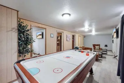 Image de Spacious family home with Hockey Table & Huge Yard Escape