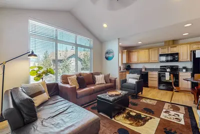 Image de Mountain view condo with balcony, fireplace, pool, hot tub, gym & tennis