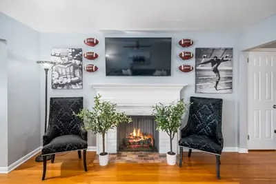 Image de Beautiful Home only Steps to the Pro Football Hall of Fame, Sleeps up to 12!