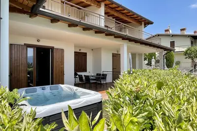 Image de Nouvel appartement exclusif \" Suite Perlago\" avec jardin et bain Ă remous