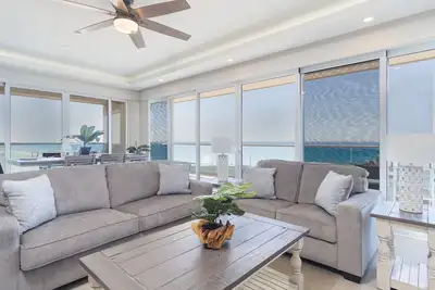 Image de *Breathtaking* 2 Br 2. 5 Bath Corner Beach Front Condominium Encantame 505