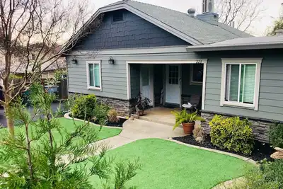 Image de New Auburn Studio close to downtown!