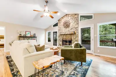 Image de Spacious updated home near hiking trails w\/deck, pool table, mtn views - dogs ok