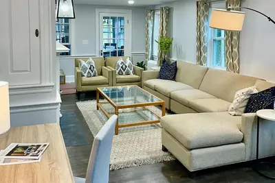 Image de Centrally Located Beautifully Renovated Colonial-