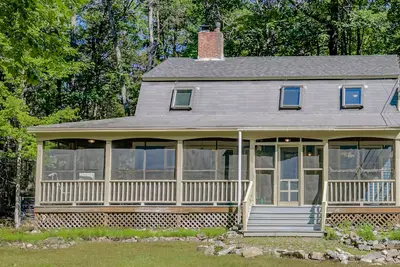 Image de Secluded, dog-friendly home with screened porch, firepit, fireplace & W/D