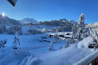 Image de Appartement de vacances Gruppenferienwohnung am Auweg avec vue sur les montagnes, jardin et Wi-Fi.
