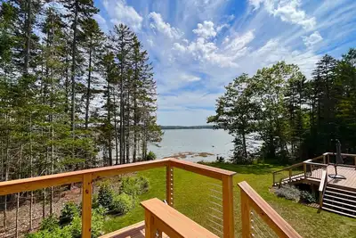 Image de Newly-built waterfront home with fast WiFi, furnished deck, & washer/dryer
