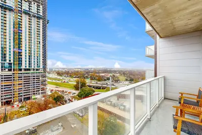 Image de Historic Rainey St. condo with skyline views - rooftop pool & gym