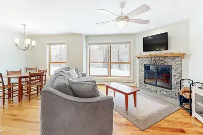 Image de Walk-to-lifts, ski-in trail condo, sauna, indoor pool, hot tub, gym, w/d