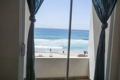 Beachfront Spacios/Clean/Cozy 2 Bd on the beach!